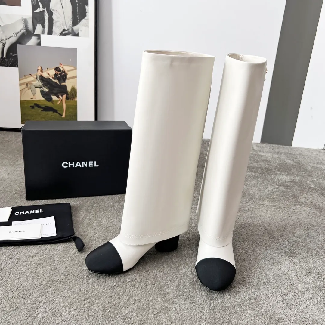 👟👟Ex-factory price 1000👟👟 High version of Chanel CHANEL, 🌞🌞🌞Xiaoxiang’s latest boots for autumn and winter 2025, a must-have item for this autumn and winter! ! Ms. Chanel loves simple yet irresistible combinations to show her unique style. Mix and match freely to shine⚡Follow Grandma’s fashion steps! ! ! The top-notch craftsmanship and texture are perfectly presented. No matter any details, you can compare them with the counters. The best quality products can be entered and exited from the counters at will! ! ❶Material: imported cowhide/sheep leather ❷Inner lining: cowhide lining ❸Foot pads: cowhide lining ❹Outsole: original Italian leather outsole ❺Heel height: 5.5cm ❻Boot shaft height: 15 inches ❼Number: 35-40 (40 and 41 are customized and non-refundable)